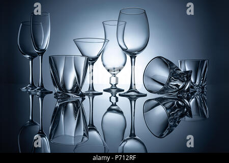 Silhouettes de martini, cognac, champagne et vin verres vides avec des réflexions Banque D'Images