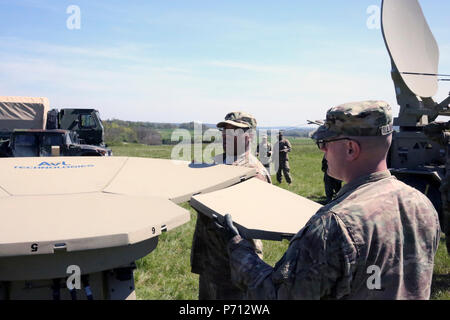 Les soldats de l'Armée américaine affecté à la 44e, 2e Bataillon expéditionnaire Théâtre Signal Signal Brigade, configurer un terminal rapide au cours de l'effort de lourdes METL II le 10 mai 2017 près de Illesheim, Allemagne. Banque D'Images