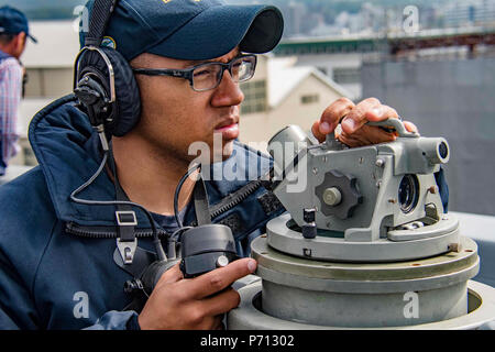 SASEBO, Japon (11 mai 2017) Quartier-maître de 3e classe Brandon Martin prend des mesures portant à bord du quai de transport amphibie USS Green Bay (LPD 20) comme le navire retourne à son déploiement de Sasebo, au Japon au cours d'une inspection Mid-Cycle (MCI). Green Bay, affecté à l'Escadron amphibie Commandant, 11 ans, est l'exécution de son MCI, qui est menée à la mi-année avant que le Conseil d'inspection et d'enquête (INSURV) et est utilisé pour inspecter et évaluer les conditions matérielles d'un navire. Banque D'Images