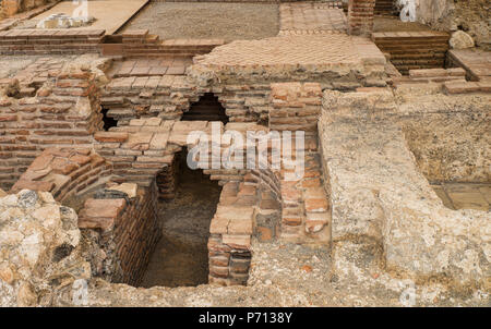 Excavation de vieille baignoire arabe reste au château de Salobrena, Granada, Espagne. Banque D'Images