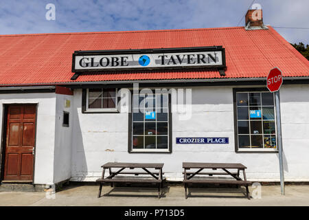 Panneau d'arrêt et Globe Tavern Pub Britannique, des tables de pique-nique, Stanley, Port Stanley, îles Malouines, l'Amérique du Sud Banque D'Images