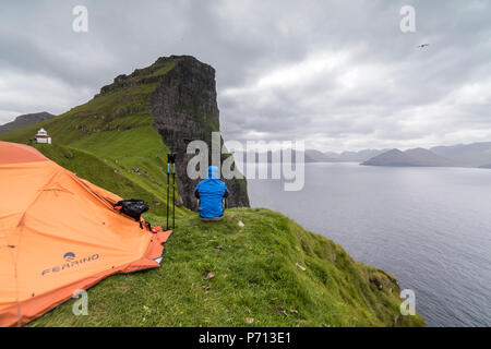 Randonneur et tente sur les falaises autour du phare, Île Kalsoy Kallur, îles Féroé, Danemark, Europe Banque D'Images