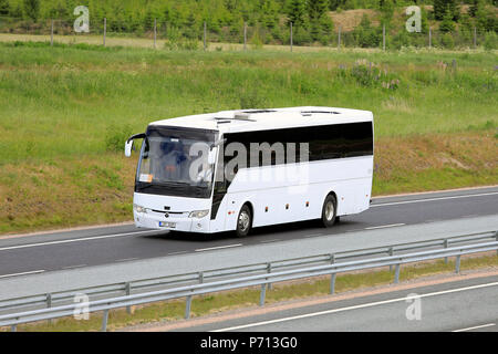 White Temsa12 HD coach bus transporte les passagers le long de l'autoroute sur une journée ensoleillée d'été. Salo, Finlande - le 9 juin 2018. Banque D'Images