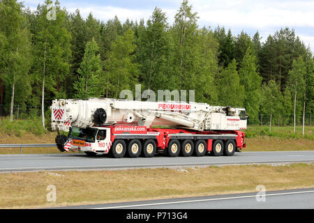 8-essieux Liebherr Grande grue mobile d'Pekkaniska durs sur l'autoroute en été aussi grande charge. Salo, Finlande - le 8 juin 2018. Banque D'Images