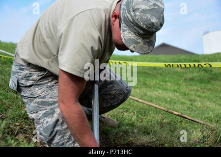 Navigant de première classe Troy Arnold, affecté à la 118e Escadron de génie civil (CES), creuse un trou pour trouver une pause dans la ligne de flottaison le 11 mai 2017, au champ Berry Air National Guard Base, Nashville, Tennessee. Banque D'Images