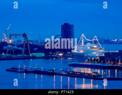 Vue vers le SS Rotterdam, hôtel et musée, Rotterdam, Hollande méridionale, Pays-Bas, Europe Banque D'Images
