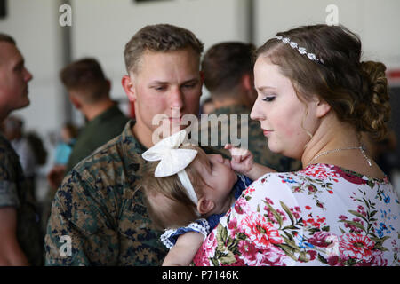 Les Marines américains affectés à l'Escadron 311 attaque maritime Retour à la Marine Corps Air Station Yuma (Arizona), après leur déploiement avec la 11e Marine Expeditionary Unit le jeudi 11 mai 2017. La 11e MEU lancé mi- octobre 2016 à bord de l'île de Makin groupe amphibie, formé aux côtés des forces armées à l'étranger, et les opérations prises en charge tout au long de l'ouest du Pacifique, au Moyen-Orient, et de la Corne de l'Afrique. Banque D'Images