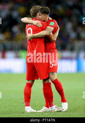 Harry l'Angleterre Kane (à gauche) et John Stones célébrer après avoir remporté la Coupe du Monde FIFA 2018, série de 16 match au stade du Spartak de Moscou. Banque D'Images