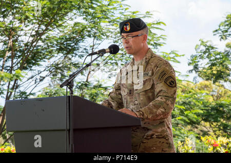 H.M CAMP SMITH, New York (11 mai 2017) - Le Général de Bryan P. Fenton, commandant, Commandement des opérations spéciales, pacifique, prend la parole lors du SOCPAC cérémonie de changement de responsabilité, le 11 mai 2017. Banque D'Images