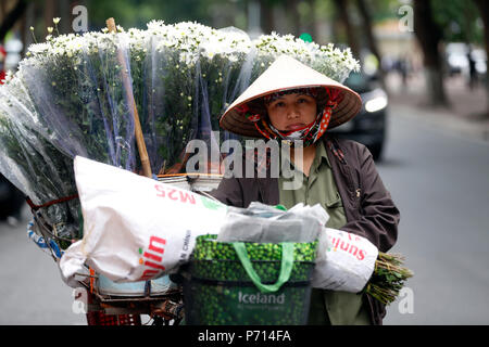 Vendeur vente de fleurs à partir de son mobile location boutique, Hanoï, Vietnam, Indochine, Asie du Sud-Est, l'Asie Banque D'Images