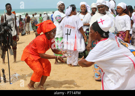 Culte vaudou sur une plage à Cotonou, Bénin, Afrique de l'Ouest, l'Afrique Banque D'Images