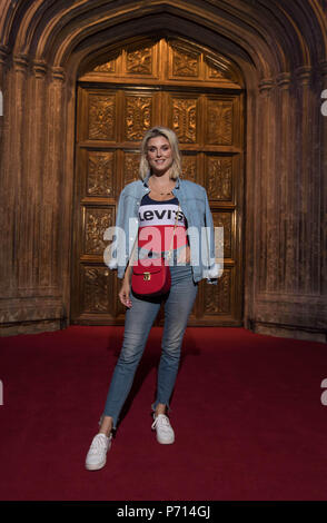 EDITORIAL N'UTILISEZ QUE Ashley James arrive à l'exclusif lancement du quiz Harry Potter dans la grande salle à Warner Bros Studio Tour London Ð La réalisation d'Harry Potter. ASSOCIATION DE PRESSE Photo. Photo date : mardi 3 juillet 2018. ASSOCIATION DE PRESSE Photo. Photo date : mardi 3 juillet 2018. Les Soirées Quiz Harry Potter dans la grande salle se tiendra à Warner Bros Studio Tour London Ð La réalisation d'Harry Potter sur les 5e, 12e et 19e mois de juillet. Crédit photo doit se lire : David Parry/PA Wire Banque D'Images