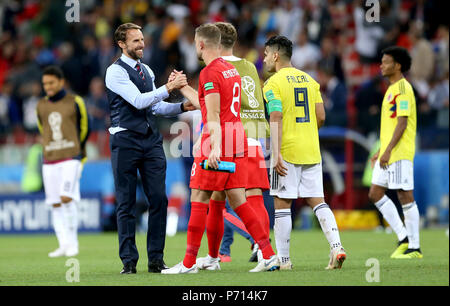 Gestionnaire de l'Angleterre Gareth Southgate (à gauche) célèbre avec la Jordanie l'Angleterre Henderson après avoir remporté la Coupe du Monde FIFA 2018, série de 16 match au stade du Spartak de Moscou. Banque D'Images