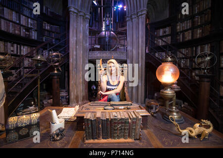 EDITORIAL N'UTILISEZ QUE Ashley James dans le bureau du professeur Dumbledore à l'exclusif lancement du quiz Harry Potter dans la grande salle à Warner Bros Studio Tour London Ð La réalisation d'Harry Potter. ASSOCIATION DE PRESSE Photo. Photo date : mardi 3 juillet 2018. ASSOCIATION DE PRESSE Photo. Photo date : mardi 3 juillet 2018. Les Soirées Quiz Harry Potter dans la grande salle se tiendra à Warner Bros Studio Tour London Ð La réalisation d'Harry Potter sur les 5e, 12e et 19e mois de juillet. Crédit photo doit se lire : David Parry/PA Wire Banque D'Images