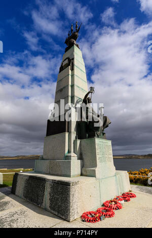 1914 Bataille des Falklands Memorial, mer, montagnes au loin, Stanley waterfront, Port Stanley, îles Malouines, l'Amérique du Sud Banque D'Images