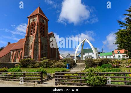 La Cathédrale Christ Church, restauré de baleine Arch, maisons traditionnelles, Stanley, Port Stanley, îles Malouines, l'Amérique du Sud Banque D'Images