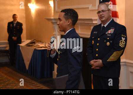 Seaman Gregory W. Jacquet livre ses remarques au cours de la Garde côtière canadienne de 2016 a fait appel de l'année Personnes Banquet à Fort McNair à Washington, D.C., jeudi 11 mai, 2017. Au cours de la cérémonie, Jacquet a été honoré comme le soldat de l'année Active-Duty - Composant, et Maître de 1re classe Nicole K. Cimino a été honoré comme le soldat de l'année - Réserve. La Garde côtière américaine Banque D'Images