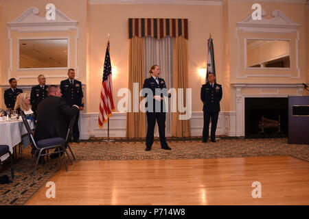 Maître de 1re classe Nicole K. Cimino offre ses remarques au cours de la 2016 personnes de la Garde côtière canadienne a fait appel de l'année Banquet à Fort McNair à Washington, D.C., jeudi 11 mai, 2017. Au cours de la cérémonie, le Marin Gregory W. Jacquet a été honoré comme le soldat de l'année Active-Duty - Composant, et Cimino a été honoré comme le soldat de l'année - Réserve. La Garde côtière américaine Banque D'Images