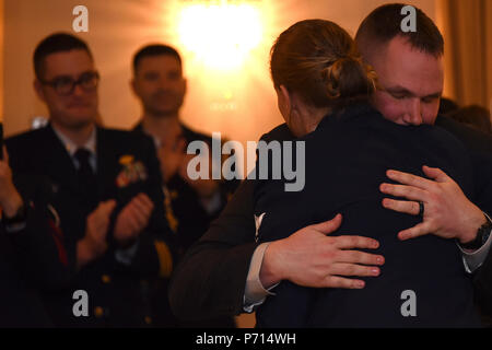 Maître de 1re classe Nicole K. Cimino épouse son mari, Gabriel Cimino, au cours de la 2016 personnes de la Garde côtière canadienne a fait appel de l'année Banquet à Fort McNair à Washington, D.C., jeudi 11 mai, 2017. Au cours de la cérémonie, le Marin Gregory W. Jacquet a été honoré comme le soldat de l'année Active-Duty - Composant, et Cimino a été honoré comme le soldat de l'année - Réserve. La Garde côtière américaine Banque D'Images