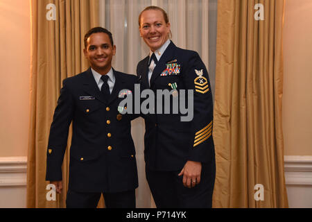 Seaman Gregory W. Jacquet et premier maître de Nicole K. Cimino posent pour une photo à la suite de la Garde côtière canadienne de 2016 a fait appel de l'année Personnes Banquet à Fort McNair à Washington, D.C., jeudi 11 mai, 2017. Au cours de la cérémonie, Jacquet a été honoré comme le soldat de l'année Active-Duty - Composant, et Cimino a été honoré comme le soldat de l'année - Réserve. La Garde côtière américaine Banque D'Images