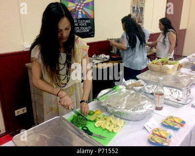 Les participants préparent les repas pour les invités de la 7e commande de soutien à la Mission de l'armée américaine et de la Rhénanie-Palatinat, de la garnison qui a fêté l'Asian American Pacific Islander Heritage Month jeudi avec des danses, de la nourriture et de la bourse. L'événement, qui a eu lieu sur Daenner Kaserne au Kaiserslautern Activités Communautaires Centre, présentait un certain nombre d'actes de musique et de danse, ainsi qu'une variété de différents aliments de partout dans le Pacifique. ( Banque D'Images