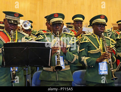 Les membres de la Force de défense du Malawi Band jouer la Star Spangled Banner lors de la cérémonie de clôture du Sommet de la Force terrestre de l'Afrique 2017, à Lilongwe, Malawi, 11 mai 2017. ALFS est chaque année un séminaire d'une semaine, réunissant les chefs de la force terrestre à travers l'Afrique pour un dialogue sincère pour discuter et élaborer des solutions concertées aux défis régionaux et transrégionaux et menaces. Banque D'Images