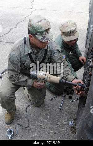 Pvt. Daniel Hernandez, gauche, de San Jose, en Californie, et la FPC. Corey Smith, originaire de Littleton, au Colorado, les deux M1A2 Abrams char de combat principal de la maintenance du système avec 64e Bataillon de soutien de la Brigade Blindée, 3e Brigade Combat Team, 4e Division d'infanterie, effectuer la maintenance d'un système de charge palettisée à Dragonkasernen, Danemark, le 11 mai 2107. Les soldats se préparent pour appuyer une équipe de la brigade du réservoir du 1er Bataillon du 66e Régiment, armure, au défi de la concurrence du réservoir nordique du 15 au 18 mai. Banque D'Images