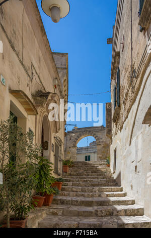 MATERA, ITALIE 12 Août 2017 : ruelle typique avec des escaliers de la vieille ville de Matera, Site du patrimoine mondial de l'Unesco et capitale européenne de la Culture 2019, Matera, Banque D'Images