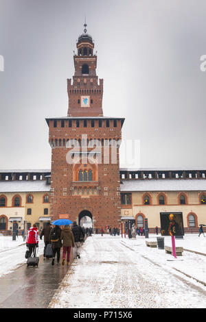 Promenades touristiques dans la cour du château Sforza durant une chute de neige, Milan, Lombardie, Italie du Nord, Italie, Europe Banque D'Images