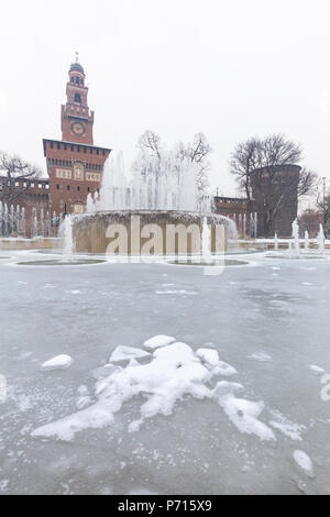 Une fontaine glacée et Château Sforzesco après une chute de neige, Milan, Lombardie, Italie du Nord, Italie, Europe Banque D'Images