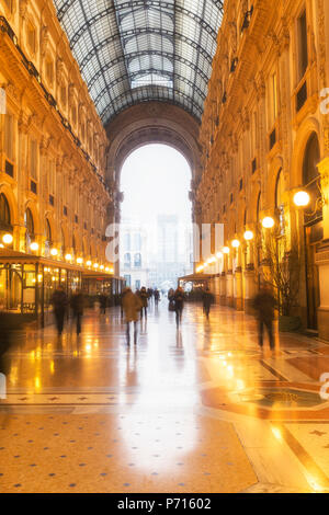 Au petit matin la Galleria Vittorio Emanuele II, Milan, Lombardie, Italie du Nord, Italie, Europe Banque D'Images