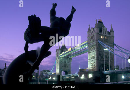 Fille avec fontaine du Dauphin et du Tower Bridge à l'aube, Londres, Angleterre, Royaume-Uni, Europe Banque D'Images