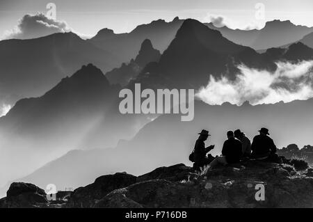 Un groupe de randonneurs se détendre st New Shira Camp sur la route Machame jusqu'Mont Kilimandjaro, avec le Shira Ridge dans l'arrière-plan, Tanzania, Africa Banque D'Images