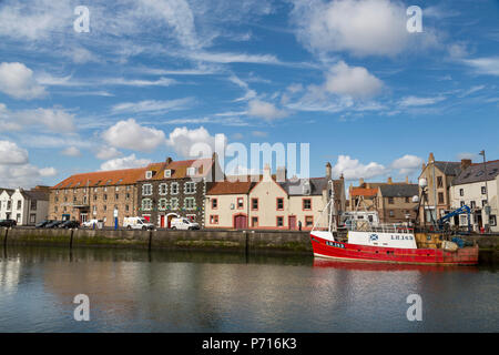 Bateau de pêche traditionnel dans le port abrité à Eyemouth, Berwickshire, Scottish Borders, Scotland, Royaume-Uni, Europe Banque D'Images