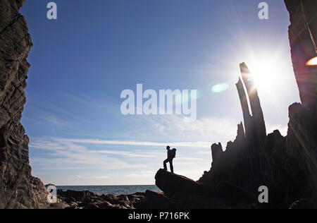 Randonneur sur une soirée d'été, Hartland Quay, Devon, Angleterre, Royaume-Uni, Europe Banque D'Images