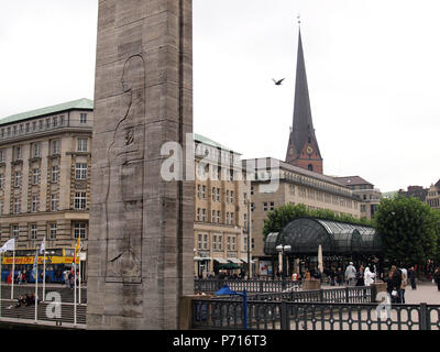 . Une mère de famille en deuil . Anglais : le mémorial de guerre de Hambourg (officiellement le monument pour les morts des deux guerres mondiales) par la mairie avec soulagement d'Ernst Barlach deuil "mère de famille" ; l'hôtel de ville est visible à l'arrière-plan. Deutsch : Das Denkmal für die Gefallenen beider Weltkriege, ist eine Stele mit dem Relief Trauernde Mutter mit Genre. Allégement Das wurde 1931 von Ernst Barlach zur Erinnerung an die Gefallenen des Ersten Weltkriegs geschaffen. Architekt des 1930 bis 1932 geschaffenen guerre Mahnmals Klaus Hoffmann ; Rekonstruktion und Anbringung nach 1945 Entfernung von aufst Banque D'Images