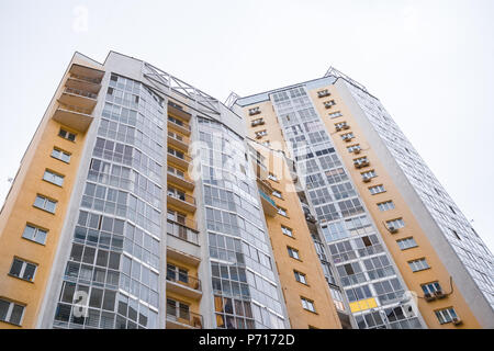 Haut de façade de couleurs jaune-gris moderne immeuble résidentiel. Banque D'Images