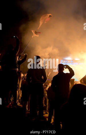 Belgrade, Serbie - 27 juin 2018 : foule de jeunes fans de football regarder match Serbie vs Brasil dans la coupe du monde 2018 sur le grand écran dans le public Banque D'Images