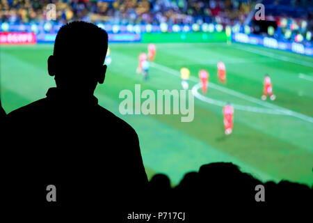 Silhouettes de fans de football foule spectateurs regarder match de football Banque D'Images