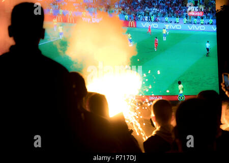 Belgrade, Serbie - 27 juin 2018 : foule floue de jeunes fans de football regarder Serbie vs Brasil jeu dans la coupe du monde 2018 sur l'immense écran public Banque D'Images