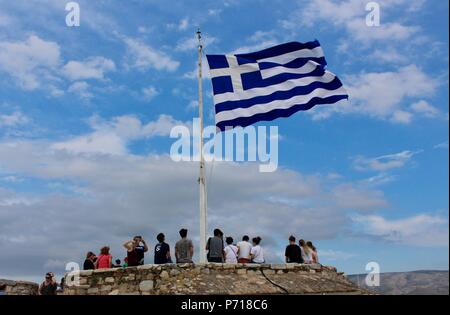 Il battant pavillon grec sur une journée ensoleillée à Athènes Grèce Parthénon sur l'acropole Banque D'Images