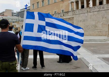 Battant pavillon grec devant le parlement d'Athènes Grèce Banque D'Images