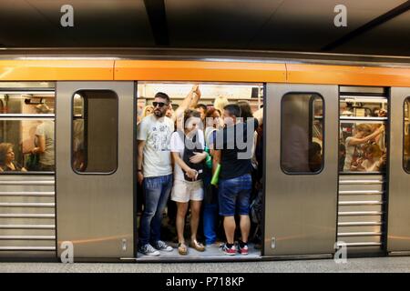 Les banlieusards attendre sur un train de métro d'Athènes Grèce Banque D'Images