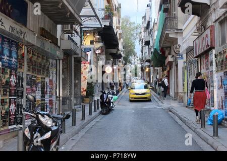 Un taxi durs dans une petite rue d'Athènes Grèce Banque D'Images