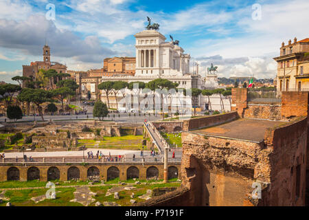 Rome, Italie. Monument de Vittorio Emanuele II, aussi connu sous le Vittoriano, vu de Forum de Trajan. Le centre historique de Rome est une organisation mondiale de l'UNESCO Banque D'Images