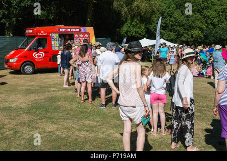 Les gens font la queue pour la crème glacée dans un parc, Birmingham UK Banque D'Images