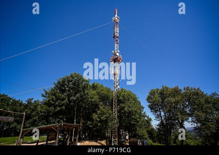 Grand tour de télécommunications et d'un four micro-ondes prise au Mont St Vincent, Bourgogne, France, le 26 juin 2018 Banque D'Images