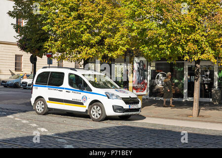 KOSICE, SLOVAQUIE - Octobre 02, 2017 Police locale : voiture garée dans la vieille ville. Kosice est la plus grande ville de l'est de la Slovaquie, en 2013, il a été l' Banque D'Images