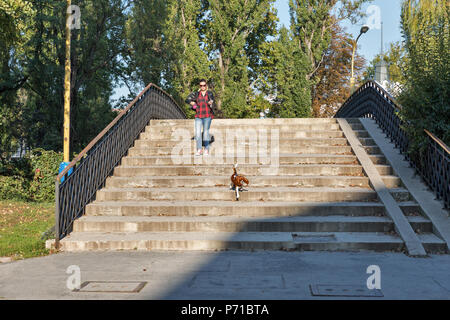 KOSICE, SLOVAQUIE - Octobre 02, 2017 non reconnu : belle jeune femme avec un joli chien promenades dans le parc Mestsky ou la ville dans la vieille ville. Kosice a été l'Euro Banque D'Images