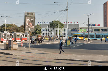 KOSICE, Slovaquie - 02 octobre 2017 : les personnes non reconnu à pied en face de la gare routière. Kosice est la plus grande ville de l'est de la Slovaquie et en 2013 a été Banque D'Images